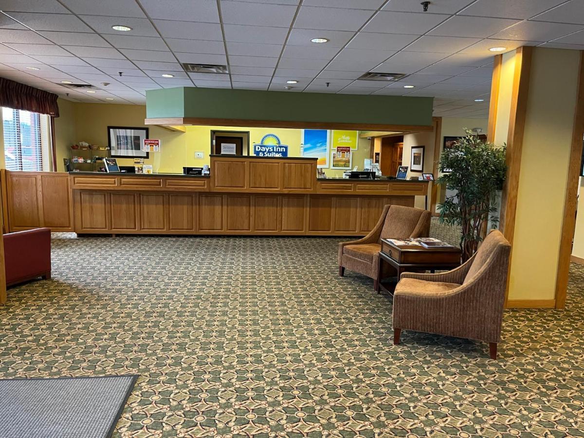 Days Inn & Suites By Wyndham Sutton Flatwoods Exterior foto